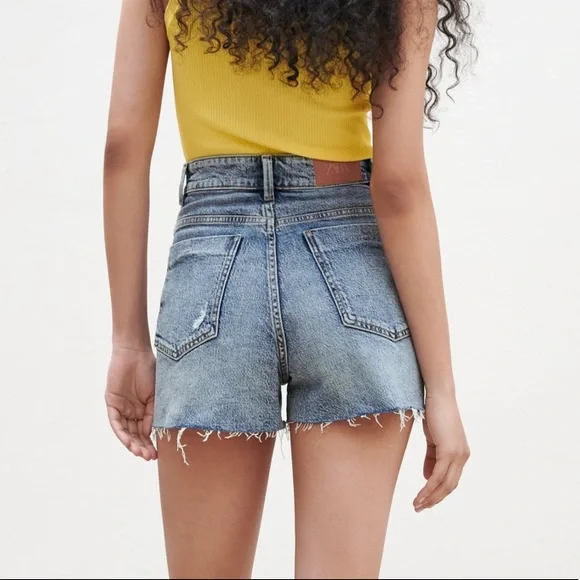 NEW! HP 🥳🥳🥳Zara Seamless Denim Shorts - Picture 3 of 13